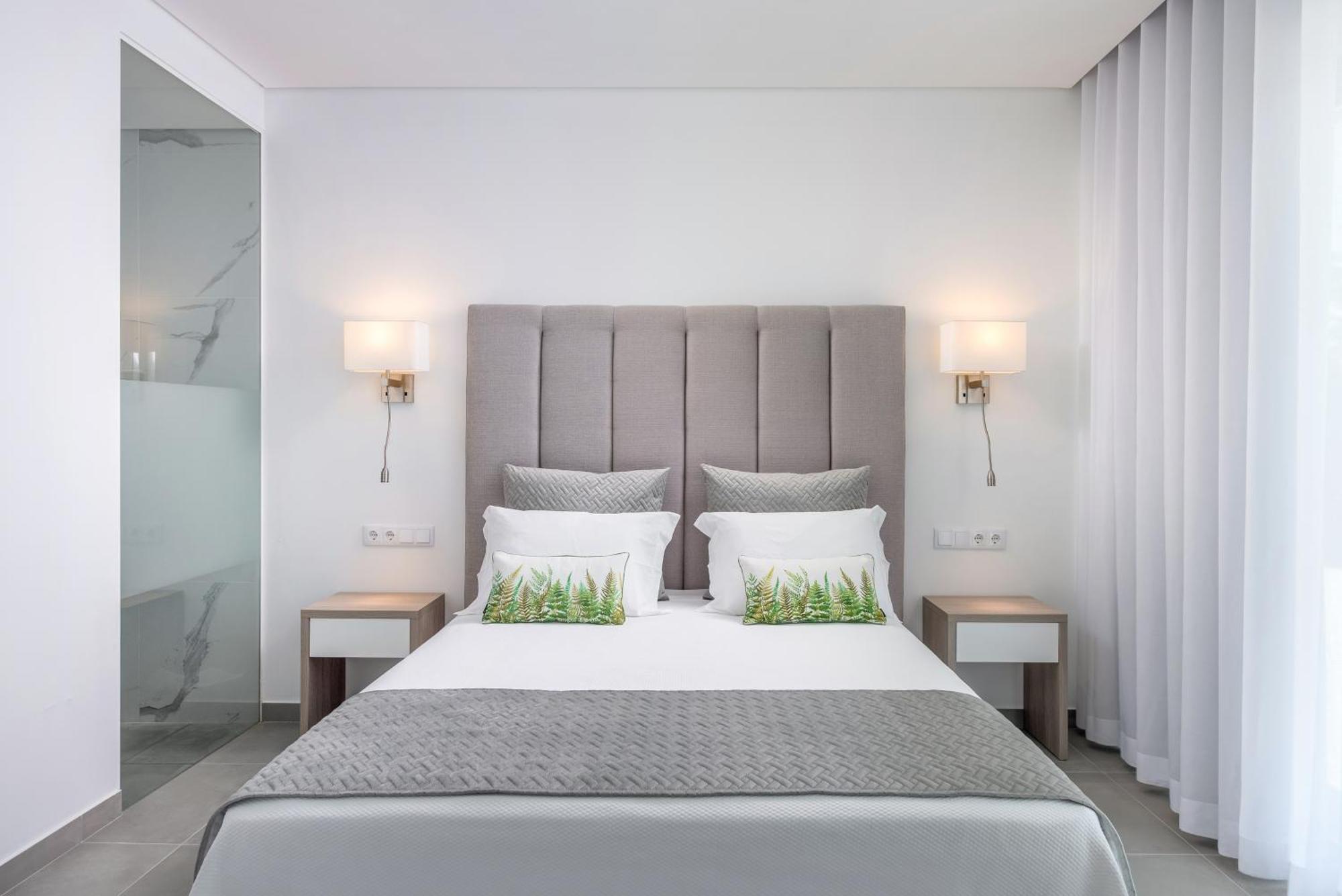Queen Suite with Pool View